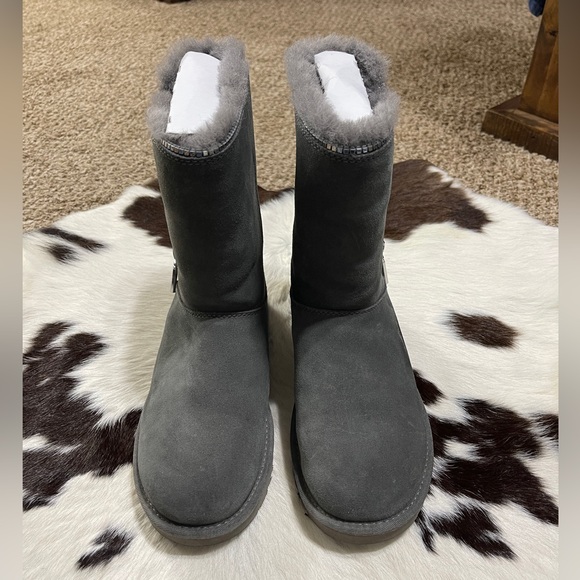 UGG Classic Zip Sequin Boot, size 8 - Picture 3 of 4